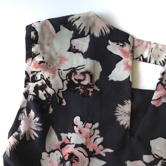 DEX THE SUIT SHOP NY | SLEEVELESS FLORAL BLOUSE - Picture 4 of 7